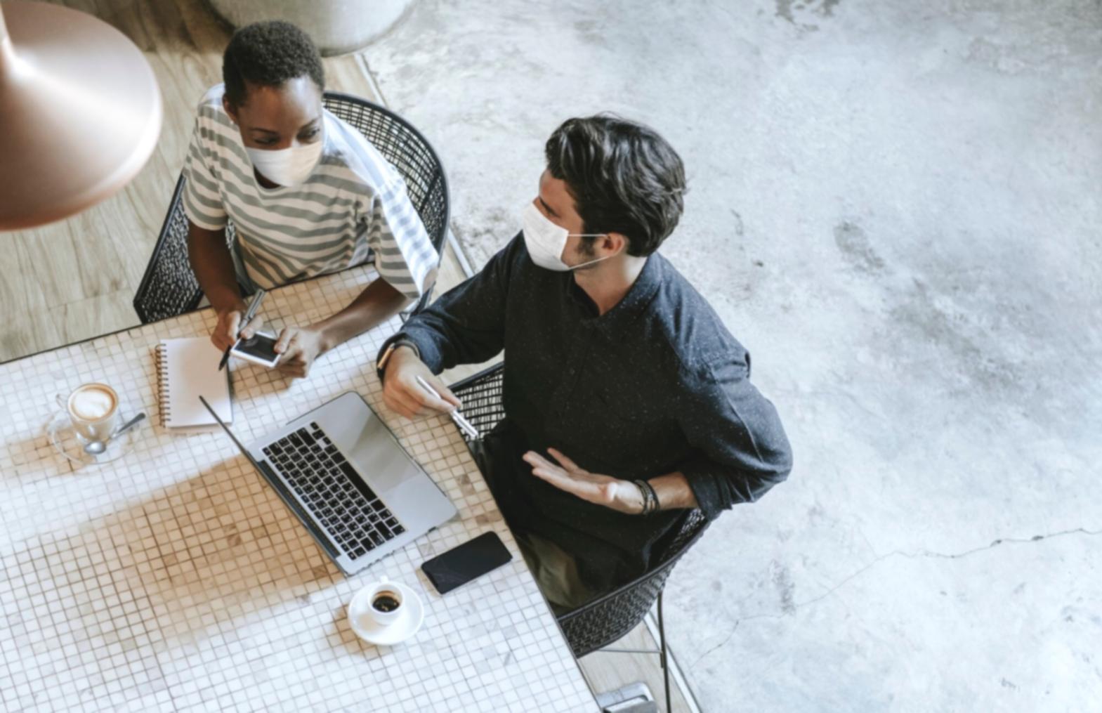 Equipo de helvinarox trabajando en estrategias financieras para empresas